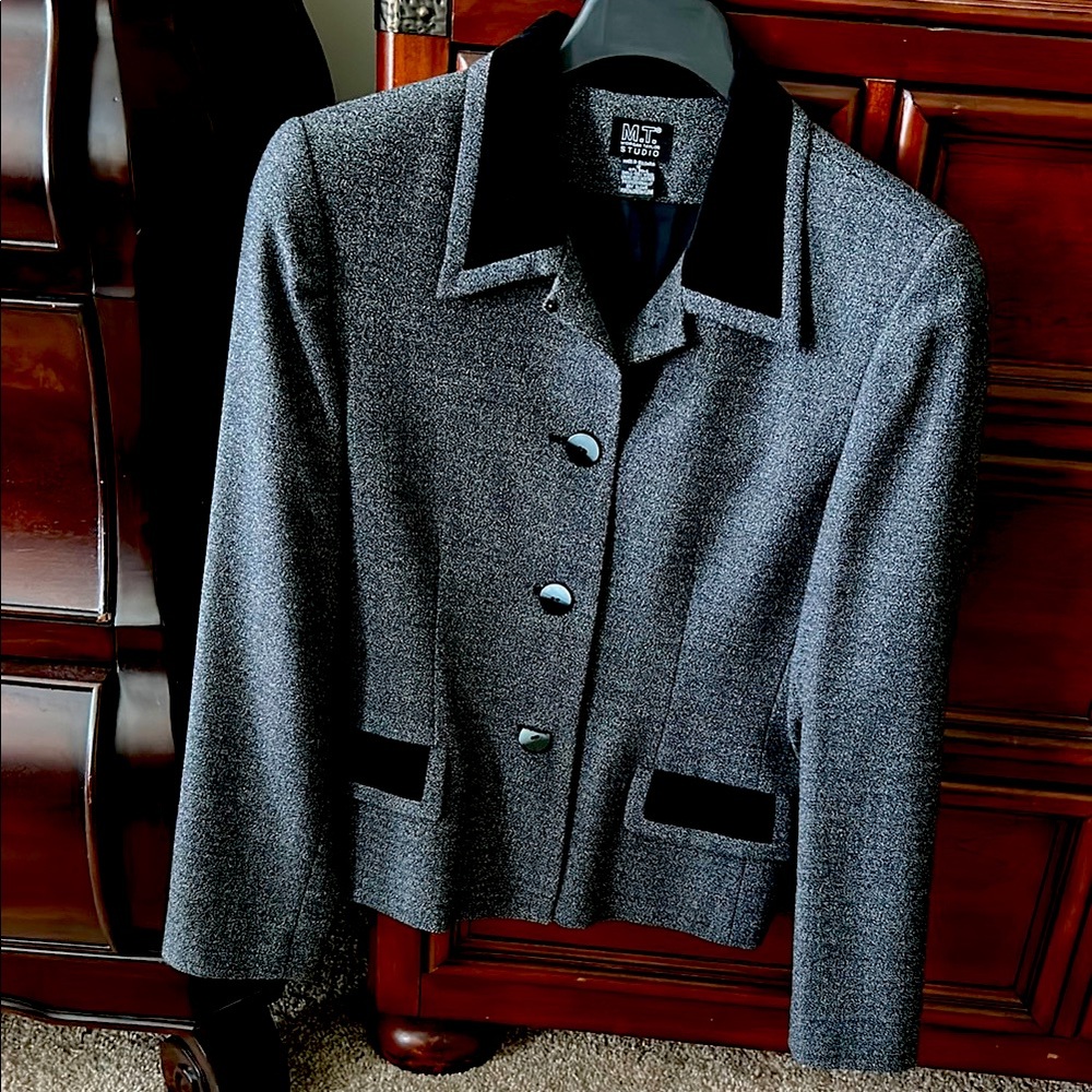 Gray and Black Blazers with Tailored Silhouettes
